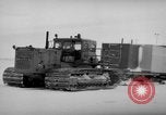 Immagine di Caterpillar treno da neve La Groenlandia, 1957, secondo 44 filmato di repertorio 65675048556
