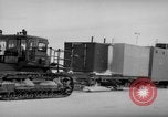 Immagine di Caterpillar treno da neve La Groenlandia, 1957, secondo 48 filmato di repertorio 65675048556