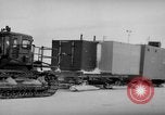 Immagine di Caterpillar treno da neve La Groenlandia, 1957, secondo 49 filmato di repertorio 65675048556