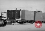 Immagine di Caterpillar treno da neve La Groenlandia, 1957, secondo 51 filmato di repertorio 65675048556
