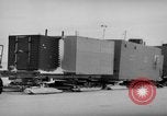 Immagine di Caterpillar treno da neve La Groenlandia, 1957, secondo 52 filmato di repertorio 65675048556