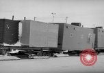 Immagine di Caterpillar treno da neve La Groenlandia, 1957, secondo 54 filmato di repertorio 65675048556