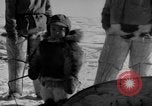 Immagine di Eskimos La Groenlandia, 1957, secondo 28 filmato di repertorio 65675048557