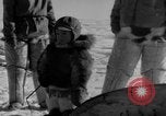 Immagine di Eskimos La Groenlandia, 1957, secondo 30 filmato di repertorio 65675048557