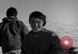 Immagine di Eskimos La Groenlandia, 1957, secondo 42 filmato di repertorio 65675048557