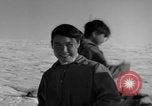 Immagine di Eskimos La Groenlandia, 1957, secondo 43 filmato di repertorio 65675048557