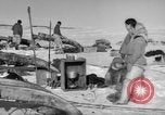 Immagine di Eskimos La Groenlandia, 1957, secondo 52 filmato di repertorio 65675048557