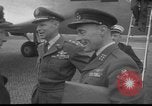Standbild Generalleutnant Norstad Holland Niederlande, 1951, aus Sekunde 26 historischem Filmmaterial Videoclip 65675048593