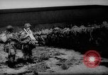 Immagine di Allied Airborne fanteria preparare per il D-Day Regno Unito, 1944, secondo 58 filmato di repertorio 65675048606