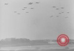 Standbild Alliierter Fallschirmjäger europäische Theater, 1944, aus Sekunde 51 historischem Filmmaterial Videoclip 65675048610