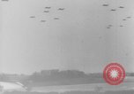 Standbild Alliierter Fallschirmjäger europäische Theater, 1944, aus Sekunde 53 historischem Filmmaterial Videoclip 65675048610