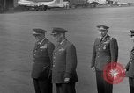 Standbild Generalleutnant Urbani Wiesbaden Deutschland, 1951, aus Sekunde 62 historischem Filmmaterial Videoclip 65675048616