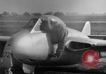 Image De Havilland DH-100 les avions à réaction Vampire Wiesbaden Allemagne, 1951, de la seconde 25 séquences d'archives historiques vidéo 65675048617