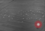 Standbild französische Fallschirmjäger Deutschland, 1951, aus Sekunde 60 historischem Filmmaterial Videoclip 65675048637