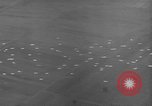 Standbild französische Fallschirmjäger Deutschland, 1951, aus Sekunde 62 historischem Filmmaterial Videoclip 65675048637