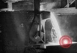 Standbild Gießerei United States USA, 1945, aus Sekunde 4 historischem Filmmaterial Videoclip 65675048645