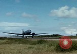 Immagine di Il Vietnam Air force C 47 piani Rach Gia Vietnam, 1966, secondo 25 filmato di repertorio 65675048653