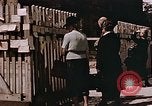 Immagine di Poliziotti tedeschi Berlino Germania, 1945, secondo 13 filmato di repertorio 65675048681