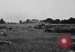 Immagine di Trattore Ford disegnati reaper United States USA, 1918, secondo 59 filmato di repertorio 65675048692
