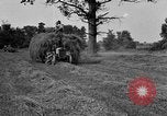 Standbild Ford Traktor gezogen Ladewagen United States USA, 1918, aus Sekunde 4 historischem Filmmaterial Videoclip 65675048695