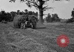 Standbild Ford Traktor gezogen Ladewagen United States USA, 1918, aus Sekunde 5 historischem Filmmaterial Videoclip 65675048695