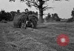 Standbild Ford Traktor gezogen Ladewagen United States USA, 1918, aus Sekunde 6 historischem Filmmaterial Videoclip 65675048695