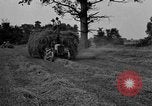 Standbild Ford Traktor gezogen Ladewagen United States USA, 1918, aus Sekunde 7 historischem Filmmaterial Videoclip 65675048695