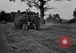 Standbild Ford Traktor gezogen Ladewagen United States USA, 1918, aus Sekunde 8 historischem Filmmaterial Videoclip 65675048695