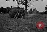 Standbild Ford Traktor gezogen Ladewagen United States USA, 1918, aus Sekunde 9 historischem Filmmaterial Videoclip 65675048695