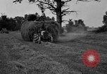 Standbild Ford Traktor gezogen Ladewagen United States USA, 1918, aus Sekunde 10 historischem Filmmaterial Videoclip 65675048695
