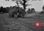 Standbild Ford Traktor gezogen Ladewagen United States USA, 1918, aus Sekunde 11 historischem Filmmaterial Videoclip 65675048695