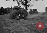 Standbild Ford Traktor gezogen Ladewagen United States USA, 1918, aus Sekunde 12 historischem Filmmaterial Videoclip 65675048695