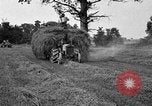 Standbild Ford Traktor gezogen Ladewagen United States USA, 1918, aus Sekunde 13 historischem Filmmaterial Videoclip 65675048695