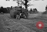 Standbild Ford Traktor gezogen Ladewagen United States USA, 1918, aus Sekunde 14 historischem Filmmaterial Videoclip 65675048695