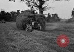 Standbild Ford Traktor gezogen Ladewagen United States USA, 1918, aus Sekunde 15 historischem Filmmaterial Videoclip 65675048695