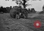 Standbild Ford Traktor gezogen Ladewagen United States USA, 1918, aus Sekunde 16 historischem Filmmaterial Videoclip 65675048695