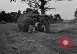 Standbild Ford Traktor gezogen Ladewagen United States USA, 1918, aus Sekunde 17 historischem Filmmaterial Videoclip 65675048695