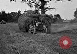 Standbild Ford Traktor gezogen Ladewagen United States USA, 1918, aus Sekunde 18 historischem Filmmaterial Videoclip 65675048695