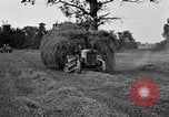 Standbild Ford Traktor gezogen Ladewagen United States USA, 1918, aus Sekunde 19 historischem Filmmaterial Videoclip 65675048695
