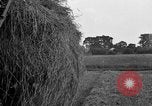 Standbild Ford Traktor gezogen Ladewagen United States USA, 1918, aus Sekunde 22 historischem Filmmaterial Videoclip 65675048695
