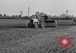 Standbild Ford Traktor gezogener Pflug United States USA, 1919, aus Sekunde 3 historischem Filmmaterial Videoclip 65675048697