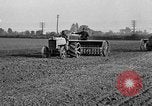 Standbild Ford Traktor gezogener Pflug United States USA, 1919, aus Sekunde 4 historischem Filmmaterial Videoclip 65675048697