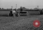 Standbild Ford Traktor gezogener Pflug United States USA, 1919, aus Sekunde 5 historischem Filmmaterial Videoclip 65675048697