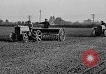 Standbild Ford Traktor gezogener Pflug United States USA, 1919, aus Sekunde 6 historischem Filmmaterial Videoclip 65675048697