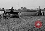 Standbild Ford Traktor gezogener Pflug United States USA, 1919, aus Sekunde 8 historischem Filmmaterial Videoclip 65675048697