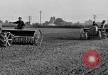 Standbild Ford Traktor gezogener Pflug United States USA, 1919, aus Sekunde 9 historischem Filmmaterial Videoclip 65675048697