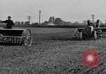 Standbild Ford Traktor gezogener Pflug United States USA, 1919, aus Sekunde 10 historischem Filmmaterial Videoclip 65675048697