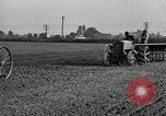 Standbild Ford Traktor gezogener Pflug United States USA, 1919, aus Sekunde 12 historischem Filmmaterial Videoclip 65675048697
