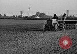 Standbild Ford Traktor gezogener Pflug United States USA, 1919, aus Sekunde 13 historischem Filmmaterial Videoclip 65675048697