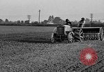 Standbild Ford Traktor gezogener Pflug United States USA, 1919, aus Sekunde 14 historischem Filmmaterial Videoclip 65675048697